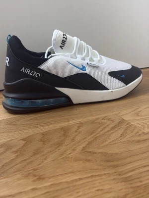 Nike Air 270 vita och svarta sneakers - Nike Air 270 sneakers Pris diskuteras vid snabb äffar 