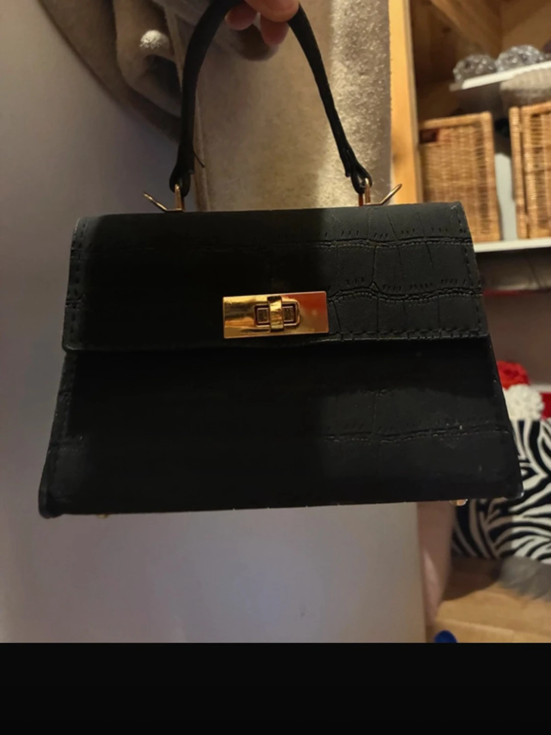 Svart handväska med krokoprägling