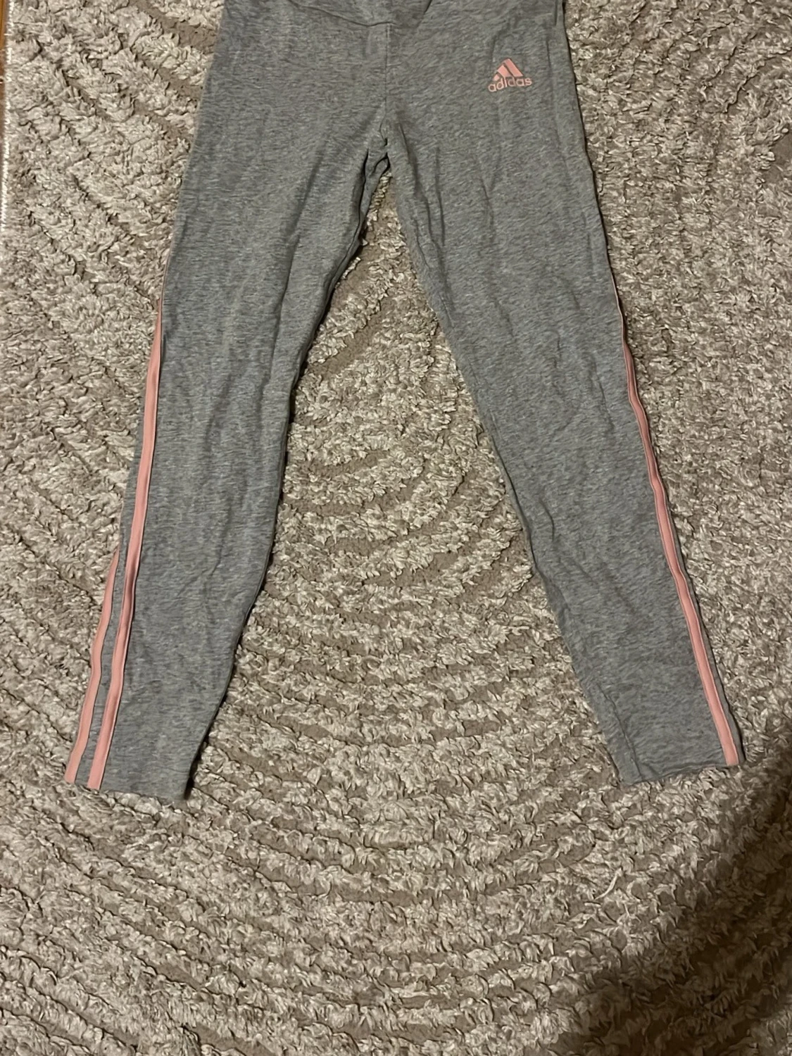 Grå leggings från Adidas med rosa ränder