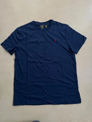 Ralph lauren T-shirt mörkblå storlek large  - Ny Ralph Lauren t-shirt med klassisk passform. Perfekt basplagg till sommaren.  Oanvänd Väldigt populär modell Enkel att matcha  Skickas snabbt 📦 Rabatt vid köp av flera.