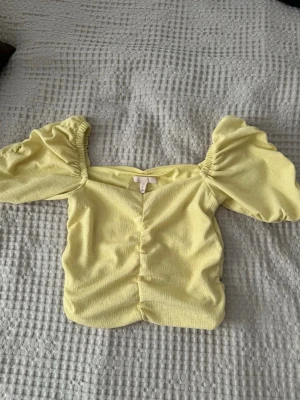Blus - Fin blus med puffiga ärmar. 💛 storlek S. Aldrig använts. 🌸