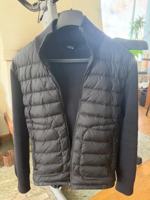 Moncler Cardigan mörkblå  - Säljer en mörkblå cardigan från Moncler  Använt ett fåtal gånger har kvittot kvar med. Köpt på NK för 10 000kr