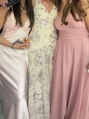 Balklänning - Balklänning från adoore i strl 34!!! Jag är 177 och klänningen går ner till mina anklar. Inga skador på klänningen och använd endast en gång.🥰 nypris 1650!!