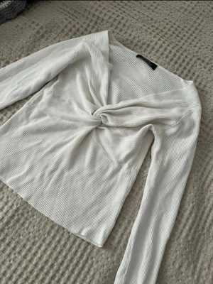 Ribbstickad tröja - Ribbstickad tröja med V ringning och knut fram. Tröjan är i storlek M men passar bra för dem som bär storlek S också. Tröjan har använts ett fåtal gånger men inga defekter på den. 🌸