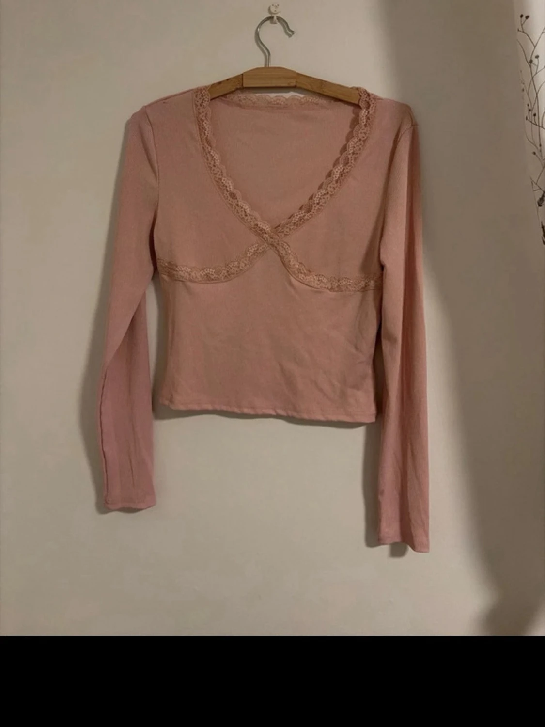 Rosa långärmad topp med spetsdetaljer