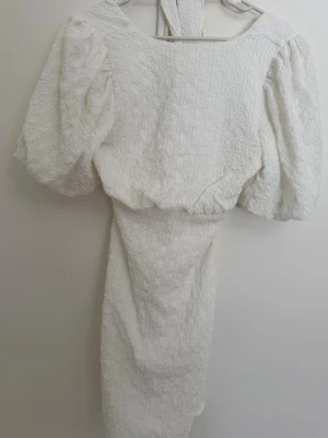Vit klänning från Bubbleroom - XS, har använt en gång på min student 💞