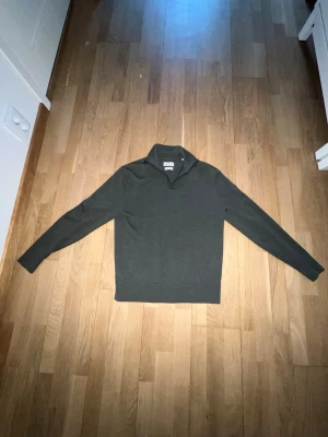 These glory days halv zip - Half zip Regular fit Merino ull Slutar vid höften Långärmat Enfärgad 100% Merinoull.       Säljer för den är för liten, mycket bra skick. 