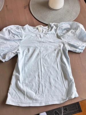 Ljusblå puffärmströja - Knappt använd alls