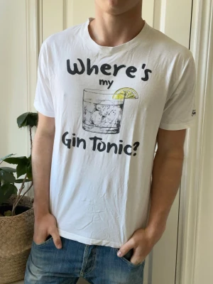 Where’s my gin and tonic mc2 saint Barth - Where’s my gin and tonic mc2 saint Barth t shirt. Inga defekter! Modellen i bilderna är 180 cm 75 kg och bär Storlek M , Kom med frågor! 🌟 (Kan gå ned i pris vid köp av paket 😉) 