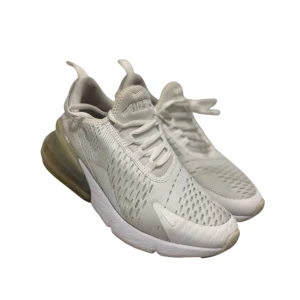 Nike Airmax 270 - Women - 📦LEVERANS SAMMA DAG MED POSNORD!📦  Säljer mina Nike Airmax 270 i strl 37/5. Då dem inte används mycket.  Har använt en liten del och lyckats hålla både skicket och färg fint och bra. Det har lite smuts här och där men som går bort av att tvätta/skrubba lite, det har alltid funkat för mig super! Jag har bara inte gjort det nu. 