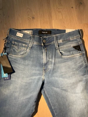 Replay Jeans ljusblå - Helt nya replay jeans. Bra kvalité och fin färg som passar till alla outfits. Aldrig använda. Materialet är hyperflex.