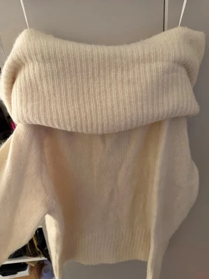 Off shoulder stickad tröja  - En off white off shoulder stickad tröja från hm! Använd max 1 gång i storlek M (sitter som en S också)
