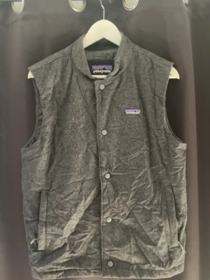 Patagonia väst - Tja! Säljer en snygg och clean väst ifrån patagonia som har knappar framtil! En mycket fin väst i färgen mörkgrå/svart och passar bra till allt speciellt när sommaren börjat smyga sig fram😁skicket är 9/10 bara lite smuts på som man lätt får bort och storlek S! Inga vidare defekter! Hör av dig vid mer frågor eller funderingar🤩mvh premium fashion 