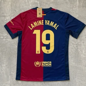 Barcelona Lamine Yamal #19 – Trendig Fotbollströja – Strl L –  - • Lag: FC Barcelona • Spelare: Lamine Yamal #19 • Storlek: L • Skick: Ny med prislapp                                                             Skriv gärna gällande frågor på plagg och pris!