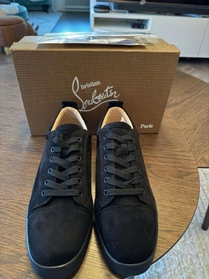  Christian Loubution - Helt nya loubs, aldrig använt pågrund av fel storlek. Sjukt bra och kan diskuteras pris någon hundra lapp vid snabb affär. 