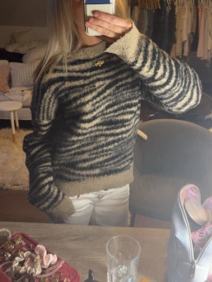 Stickad tröja  - Säljer min stickade zebramönstrade tröja från NA-KD på grund av för lite användning. Tröjan har inga defekter eller liknande, möjligen lite nopprig men inget märkvärdigt❣️❣️