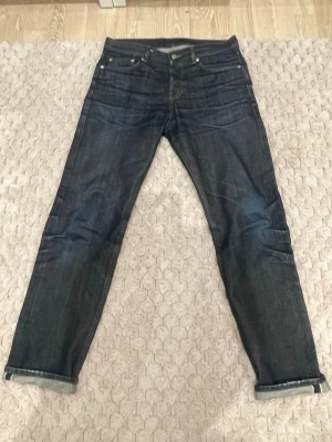Selvedge jeans från arket. - Riktigt feta slevdedge jeans från arket i en mörkblå färg. Lenght står inge på byxan men den är lite längre än 32 i lenght. Sedan är dem W30 och L33-34 ish. Sedan är det en riktigt bra fade också. Hör av dig vid funderingar!