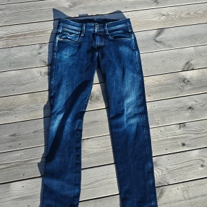Replay jeans anbass hyperflex slim fit  - Säljer ett par snygga blå jeans från Replay med klassisk femficksdesign och raka ben. Jag säljer jeansen då de inte passar mig längre. Säljer till ett schysst pris. Priset går att diskuteras. Kontakta gärna vid behov av köp eller funderingar. W27 L32