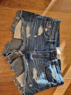 Hollister shorts,låg midja  - Säljer dessa hollister shorts då de är lite för stora 