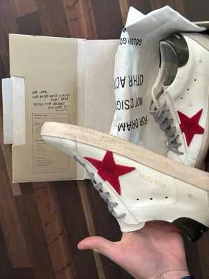Golden goose - Sälljer mina golden goose knappast andvända kommer med låda och alla accessoarer som kommer med priset är ej hugget i sten så går att förhandla 