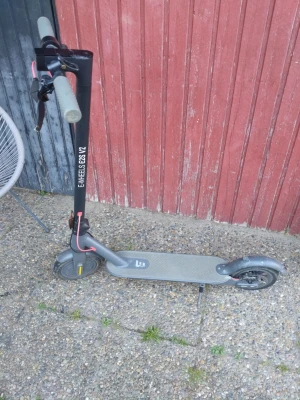 Elscooter e-wheels e2s v2 - Funkar som den ska. Spricka på display skärmen men påverkar inte funktionen. Kör i 20 km/h på full laddning orkar den ungefär 20 km eller lite mer. 1,5 år gammal.     Laddare ingår. Kontakta vid frågor.