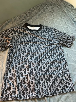 Svartvit t-shirt  - Helt ny oanvänd 