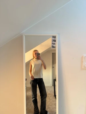 Polotröja i beige  - Armlös stickad polotröja i beige 🤍🤍