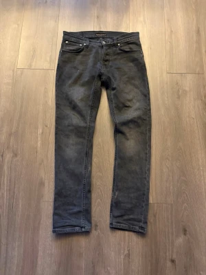  Gråa nudie jeans - Jätte snygga gråa nudie jeans som är i mycket bra skick storleken är W29 L30 passar även W28 pris kan diskuteras 