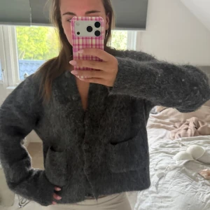 Stickad kofta  - Säljer denna stickade koftan perfekt för alla outfits och superskön!!! 😘😘🙌🏼🙌🏼