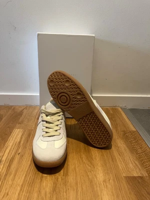 Maison margiela gats - Riktigt stilrena Maison margielas perfekt till sommar, riktigt snygga enligt mig hade haft kvar om dom inte var för småa, tveka inte vid frågor, kan gå ner lite i pris vid snabb affär!
