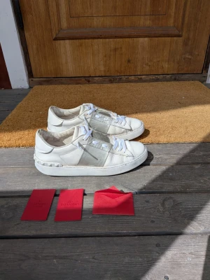 Valentino opens - Tjena, jag säljer dessa riktigt snygga Valentino open skorna☺️ De är i fint skick har limmat på ett ställe men det märks knappt. De är självklart äkta och kommer med kuvär och kort (se bild).  Skicka om du har några frågor och kom gärna med prisförslag😁