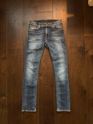 Nudie Jeans - Hej säljer nu dessa väldigt snygga Nudie Jeansen som är i storlek 28/32. skicket är mycket bra skulle säga 8/10 då dem är mycket sparsamt använda. Kom dm för frågor osv 😇