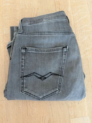 Replay Jeans - Ett par schyssta replay jeans! Självklart har de tagits väl hand om! Dessa köptes på kidsbrandstore och har därför igen speciellt mått utan istället står H(height) 158. Jag själv tycker dock inte det stämmer eftersom jag är runt 172 och längden passar. Om jag skulle uppskatta i vanligt jeansmått skulle jag säga runt 30,30. Som ni också ser är den uppsydd längst ner vilket de var när jag fick dem! Bara att skriva vid funderingar eller för fler bilder där ni kan se att de passar mig!
