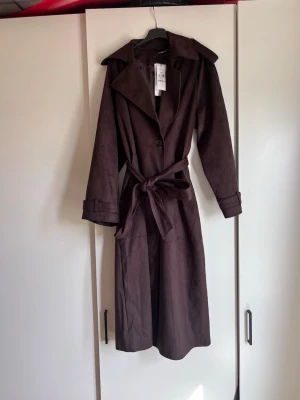 Mocka trenchcoat - Gina tricot - Helt ny med lappar, köpte både S & M och hann inte lämna tillbaka, nypris 1099:- 