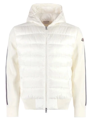 Vit Moncler cardiganjacka - Snygg vit cardiganjacka från Moncler med vadderad framsida, huva och dragkedja. Ärmarna har röda och svarta ränder samt Moncler-logga på vänster arm. Perfekt för dig som vill ha en sportig och trendig look.