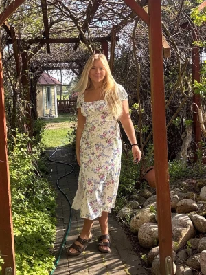 Blommig sommarklänning med puffärm - Söt långklänning med blommigt mönster i pastellfärger på vit botten. Klänningen har korta puffärmar och en smickrande fyrkantig ringning. Använd 2 gånger 