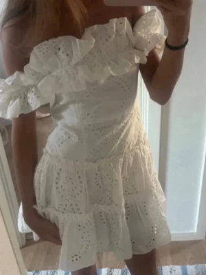 Zara vit klänning  - Säljer min suuuper snygga klänning med volanger från Zara i storlek S men passar även M då det är luftig ☺️