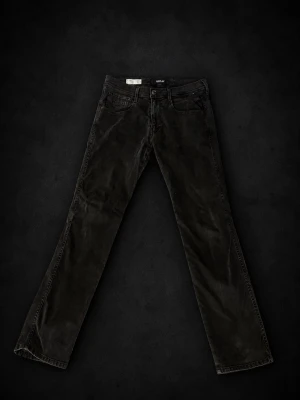 Svarta raka jeans från Replay - Snygga svarta jeans från Replay med rak passform och klassisk femficksdesign. Jeansen har diskreta sömmar och en läderpatch bak i midjan. Perfekta för dig som gillar en stilren look. Materialet är denim. Helt nya aldrig använda💥💥
