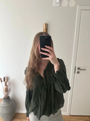 Mörkgrön blus från Zadig Voltaire  - Snygg mörkgrön blus