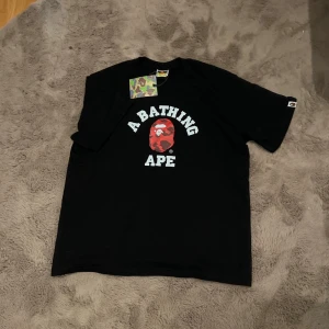 Bape T-shirt  - Bape Tee  – Storlek L  ✅  – tag kvar, men kvitto saknas 🧼 Helt oanvänd – inga märken, fläckar eller skador 📦 A bathing ape påse medkommer👍🏽   ⚠️ Säljes p.g.a. fel storlek 📍 Möts upp i Göteborg eller skickas spårbart  Skicka ett meddelande om du är intresserad eller har frågor!
