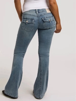 Blå bootcut jeans från True Religion - Säljer ett par ljusblå bootcut jeans från True Religion med snygga fickdetaljer och logga bak. Jeansen har utsvängda ben och klassisk femficksdesign. Perfekta för dig som gillar en retro och avslappnad stil. Säljer pga att de är lite för små för mig så det är inget fel på dem🩷Använda ca 3gånger🩷