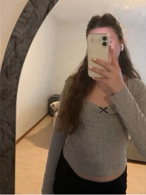 Grå tröja  - Säljer denna grå tröja från Gina tricot då den inte kommer till användning längre🫶