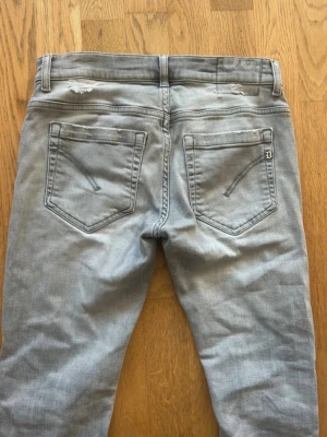 Dondup George jeans  - Hej, säljer nu mina dondup jeans i storlek 30. Bra skick förutom något slitage i bak men inget som syns så mycket vid användning. Pris kan diskuteras! 