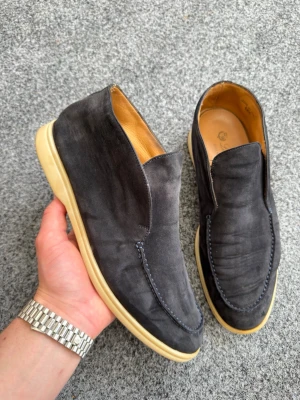 LP open walk mörkblå - Säljer nu mina sjukt feta loro piana open walk. Size 42,5. Nypris 11.000kr. Väldigt sällsynta på andrahandsmarknaden. Skick 8/10 skorna är nytvättade därav kan de vara lite blöta på vissa ställen. Hör av dig vid intresse 