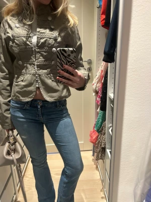 Blå bootcut jeans med slitning - Säljer ett par blå jeans med bootcut. Jeansen har små hål vid ena kg