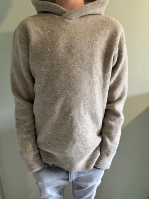 Hoodie från Vailent - Säljer en hoodie i ett skönt material från Vailent i storlek xs runt 160cm. Två små hål i men meddela så skickar jag bilder där.