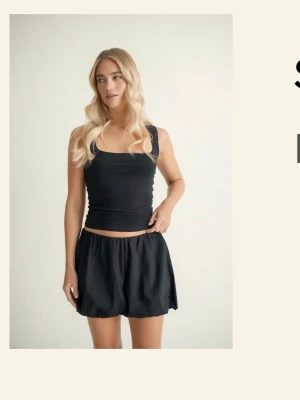 Svart linnetopp från Gina Tricot - En svart, stilren linnetopp från Gina Tricot med breda axelband och fyrkantig ringning. Perfekt att matcha med jeans eller kjol för en enkel och snygg look. Tillhör kollektionen Elevated Basics. Helt ny, köpte fel storlek 