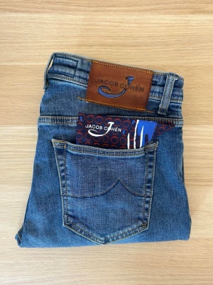 Jacob Cohën Jeans Bard | W32/L34 - Jacob Cohën jeans i snygg tvätt😁| Modell: Bard (tapered fit) | W32/L34 | Skick: 9/10 | Defekter: Nej | Midja: 42 cm | Längd: 107 cm |Innerbenslängd: 85 cm | Måttavvikelser +-1 cm | Modellen är 175 cm och väger 70 kg | Vänligen kontrollera mått innan köp🤗 | Tveka inte att kontakta mig vid övriga frågor😁!