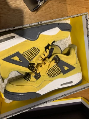 Gula Air Jordan 4 Retro sneakers - Jordan 4 väldigt bra skick bara lite smuts man kan fräscha upp men inga creases eller skador