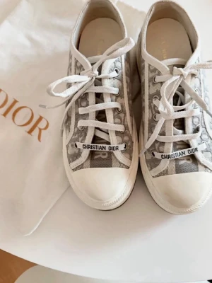 Märkes sneakers  - Säljer ett par suuuper snygga sneakers i storlek 37 men passar även 38 , knappt använda därav i nyskick ☺️